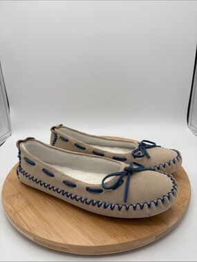 The Vermont Country Store Suede Moccasin Slipper  9 Tan Blue Lacing Cabin Core